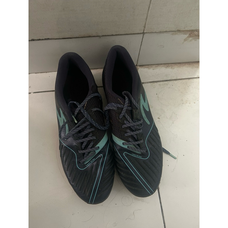 SEPATU BOLA SPECS SWERVO