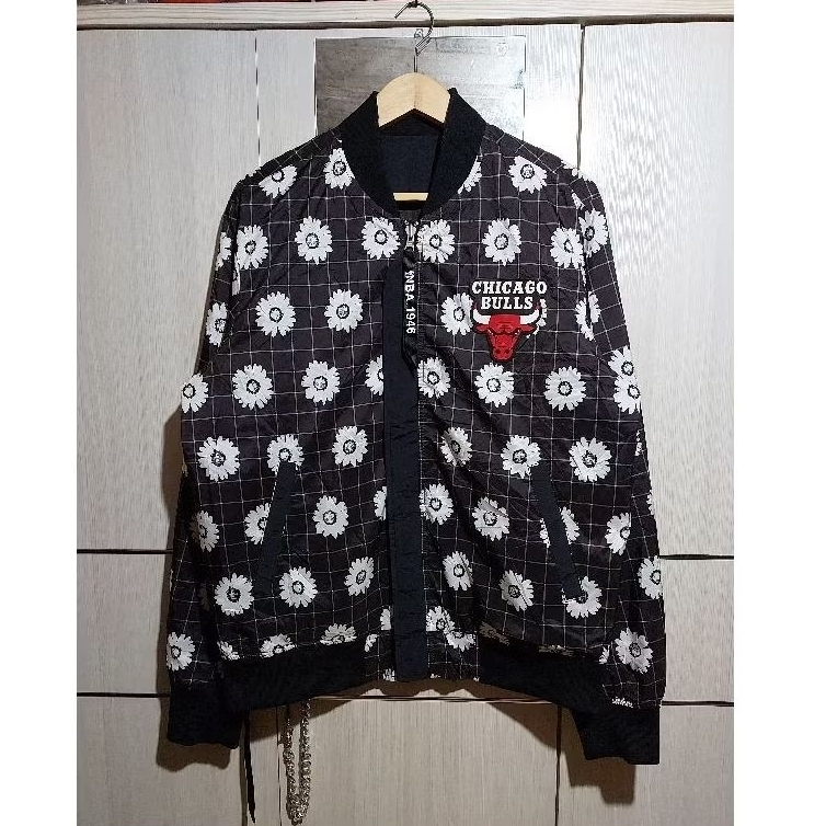 VARSITY BOMBER JACKET CHICAGO BULLS reversible. BOLAK BALIK SECOND ORIGINAL