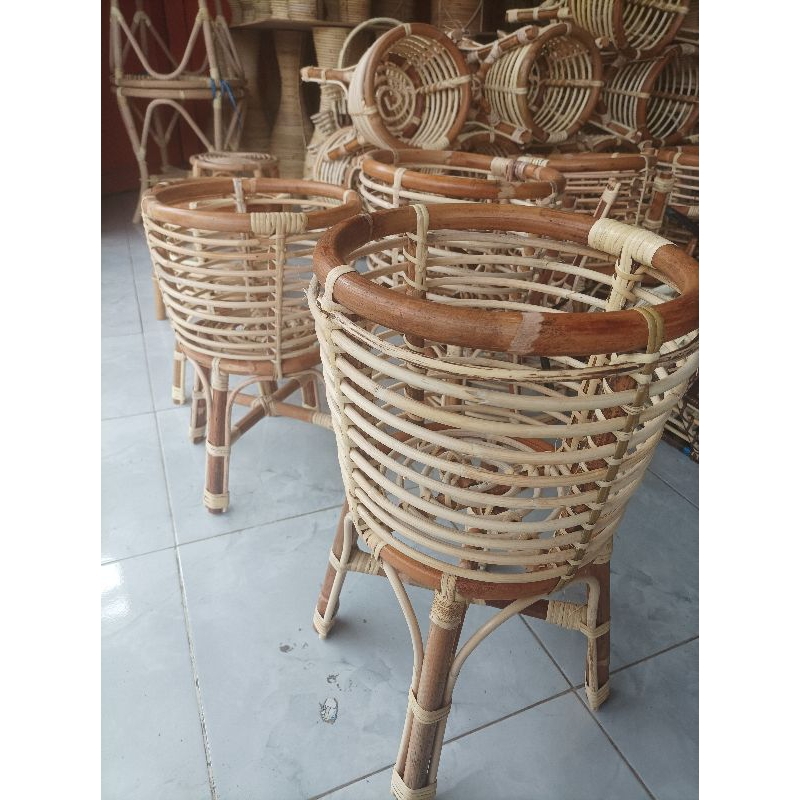 Flas sale standing pot rotan finishing mengkilap/tempat bunga dekorasi sudut ruangan