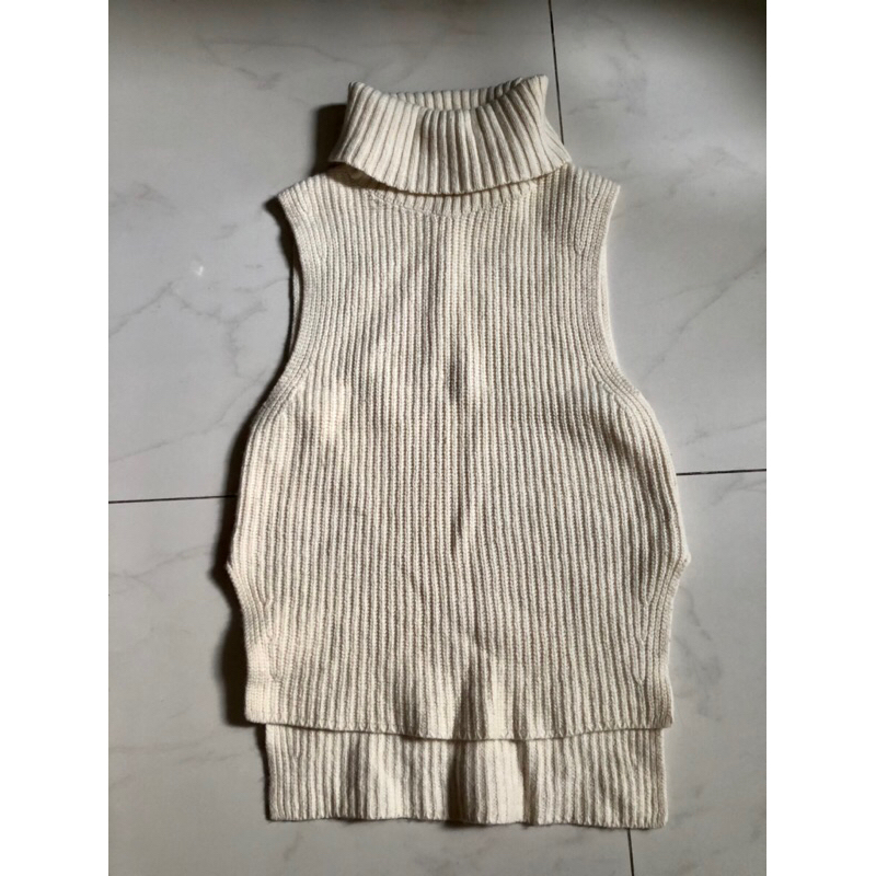 Cream Uniqlo Sleeveless Turtleneck Vest Wanita Preloved