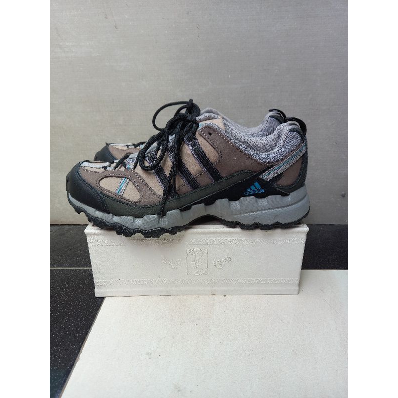 Sepatu adidas outdoor 38