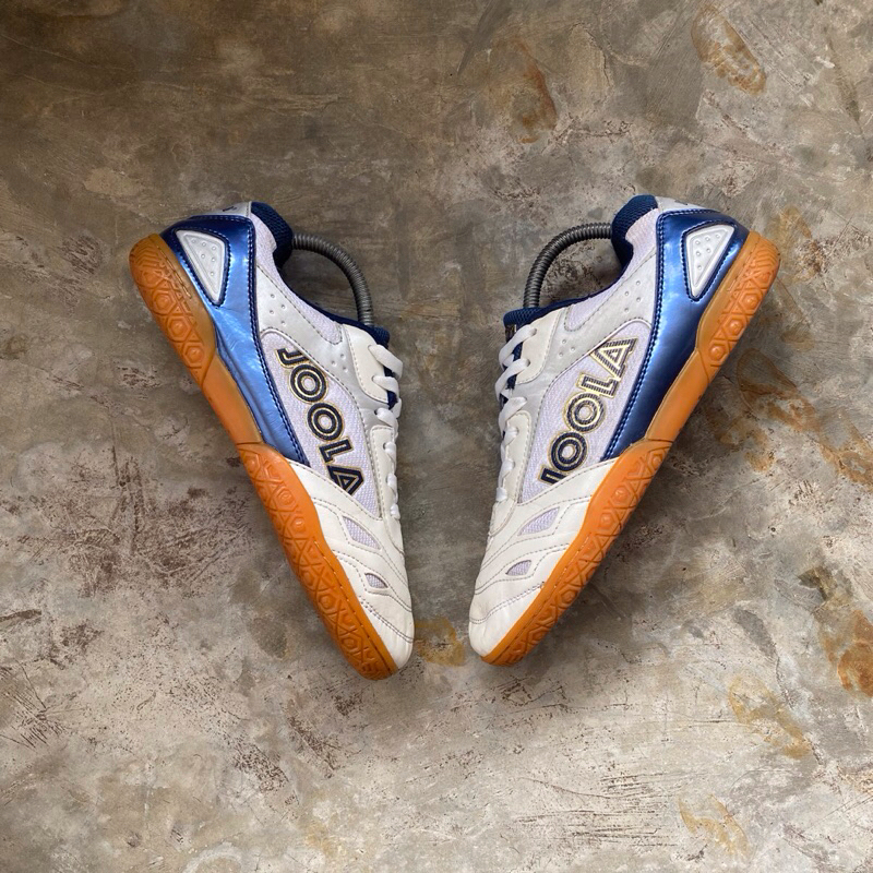 Sepatu tenis meja joola