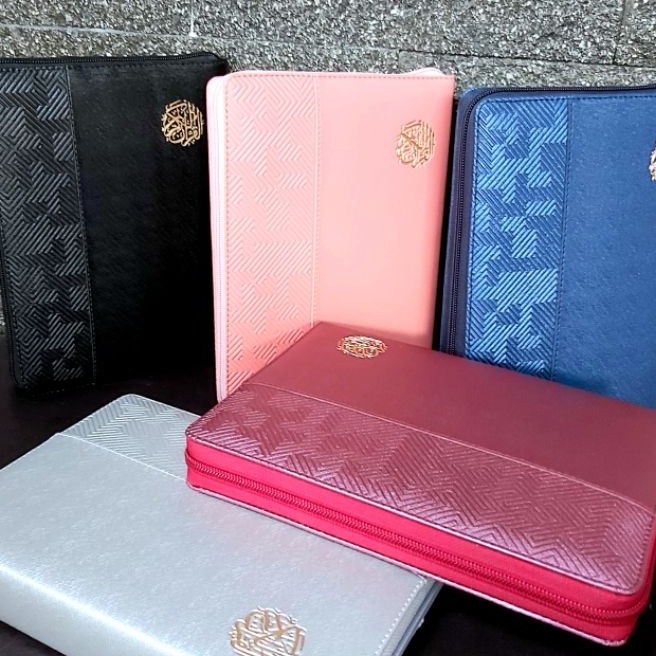 

KF7 SAMPUL saja Cover Al Quran A5 21x15x3 cm Sarung Quran Resleting ANDIN Kulit Sintetis Kalep kalp A5 Sampul Quran Pria Bungkus Alquran Lux elegant Jaket Al Quran Sampul Al Quran Hitam Navy Maroon Marun Sier Putih Coral Peach m