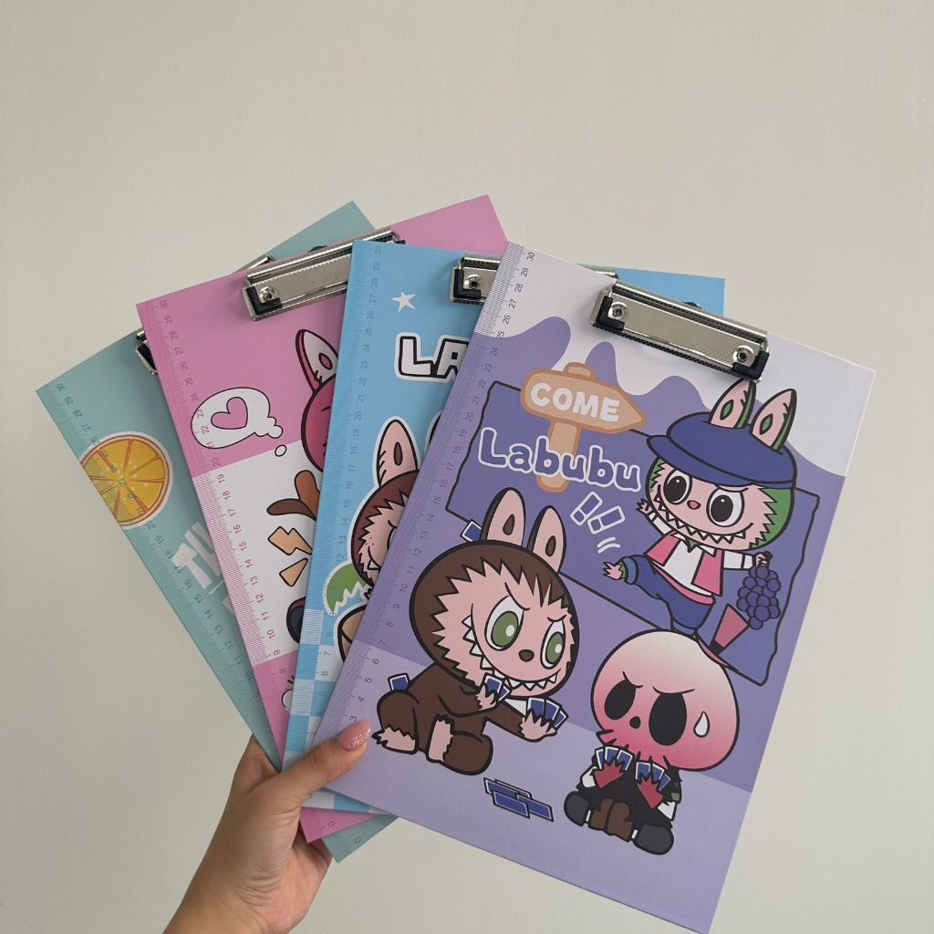 

PAPAN JALAN PAPAN UJIAN LABUBU CLIPBOARD A4 LABUBU ALAS UJIAN LABUBU SERIES KARAKTER LUCU TERMURAH GUMIBI STORE