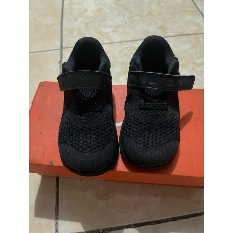 sepatu Nike Revolution ORI