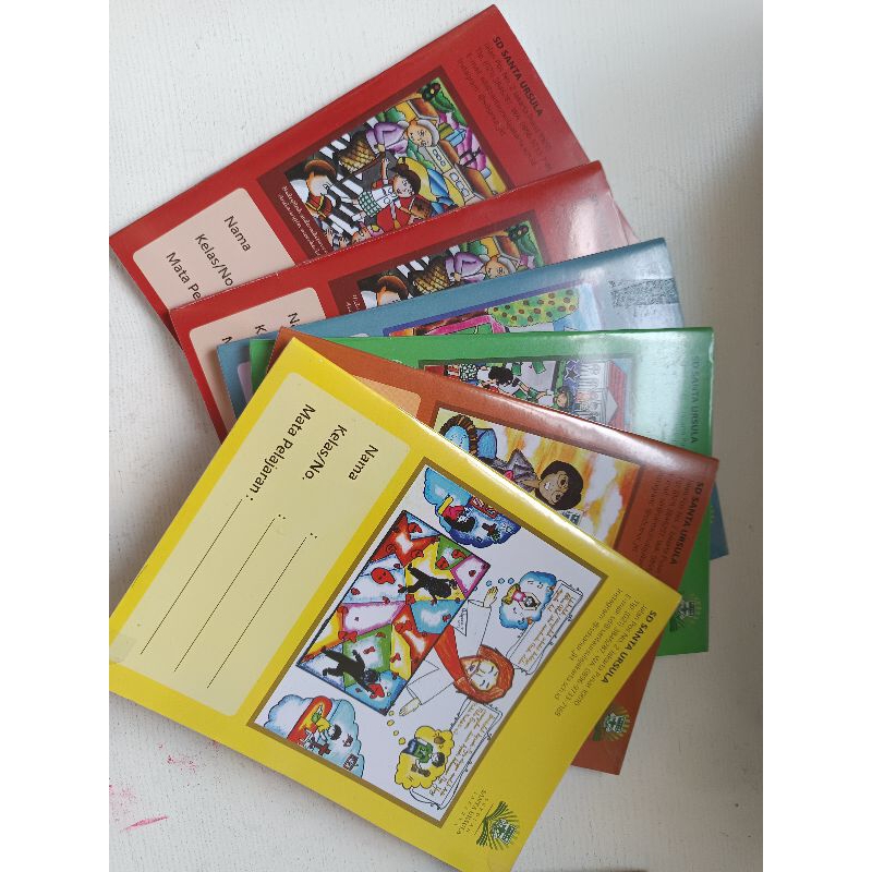 

Buku tulis sekolah SD Santa Ursula Jakarta