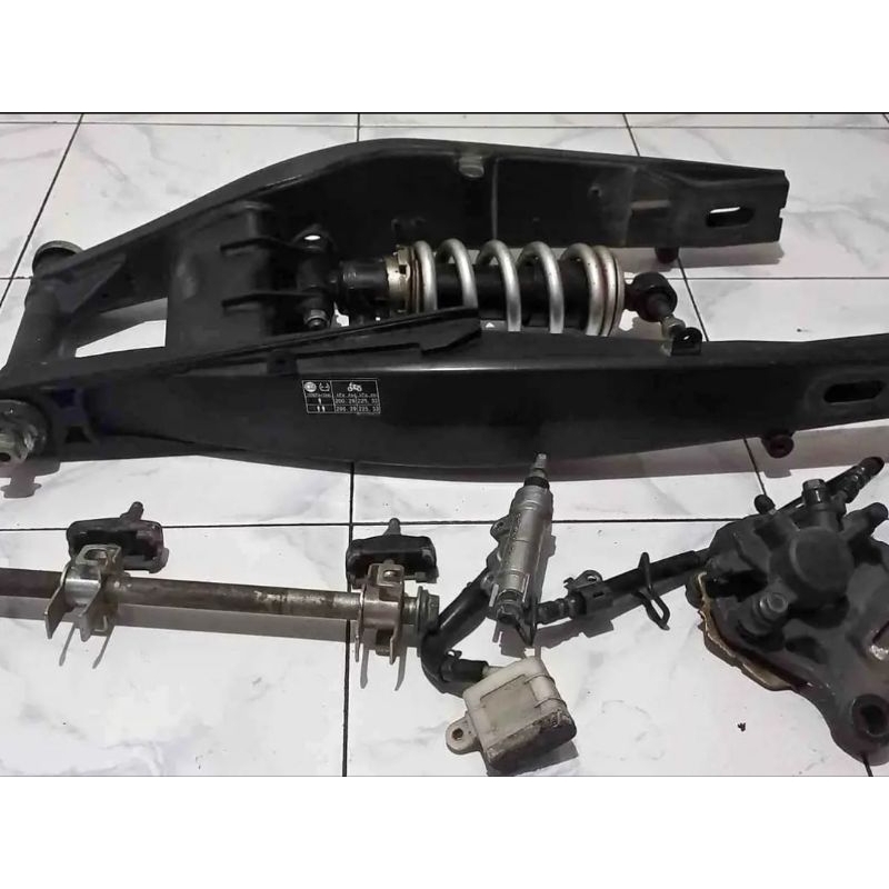 ARM + Rem belakang Yamaha R25 / MT25 Original Copotan Kode 1WD
