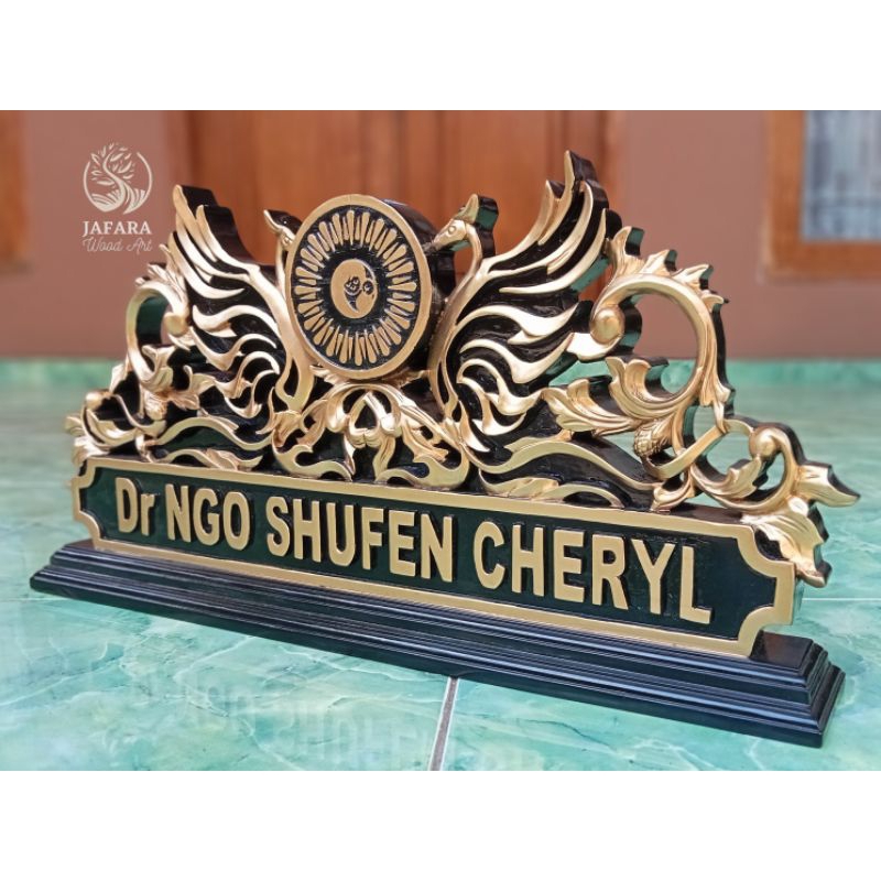 

Papan Nama Meja Ukir Kayu Jati Custom Logo Motif Burung