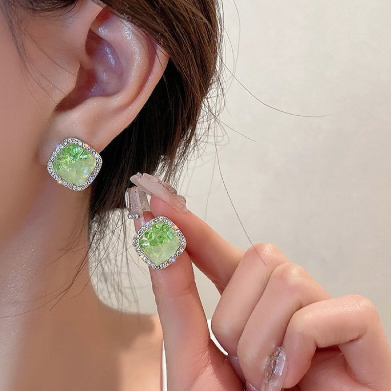 Anting permata hijau