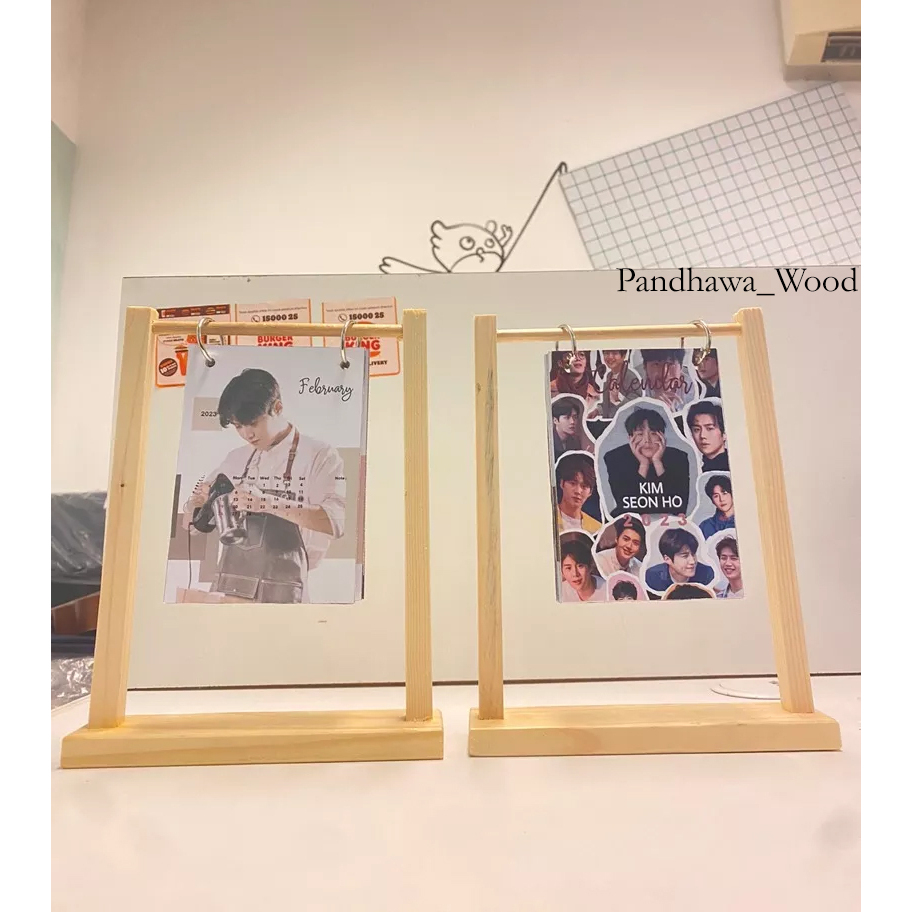 

Stand Gantungan Kayu Estetik Foto Menu Promo Meja Resto Cafe Kalender Jadwal Sekolah