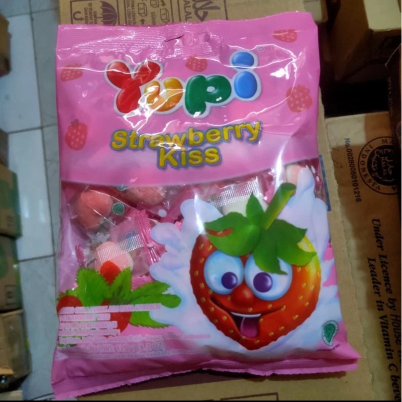 

Yupi strawberry kiss pack 120gr bentuk love