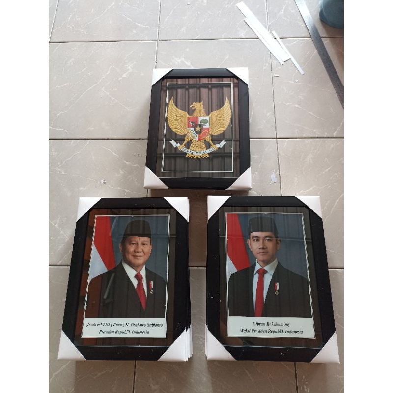 foto presiden, wakil presiden, dan burung garuda