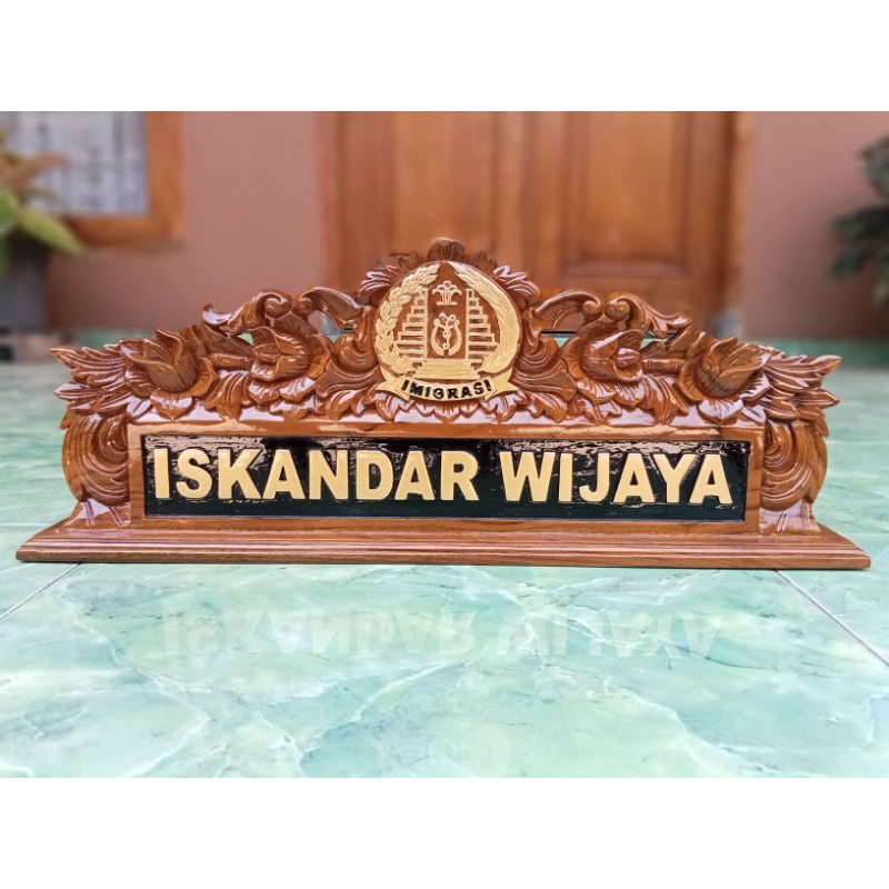 

Papan Nama Meja Jabatan Ukir Kayu Jati Logo Imigrasi