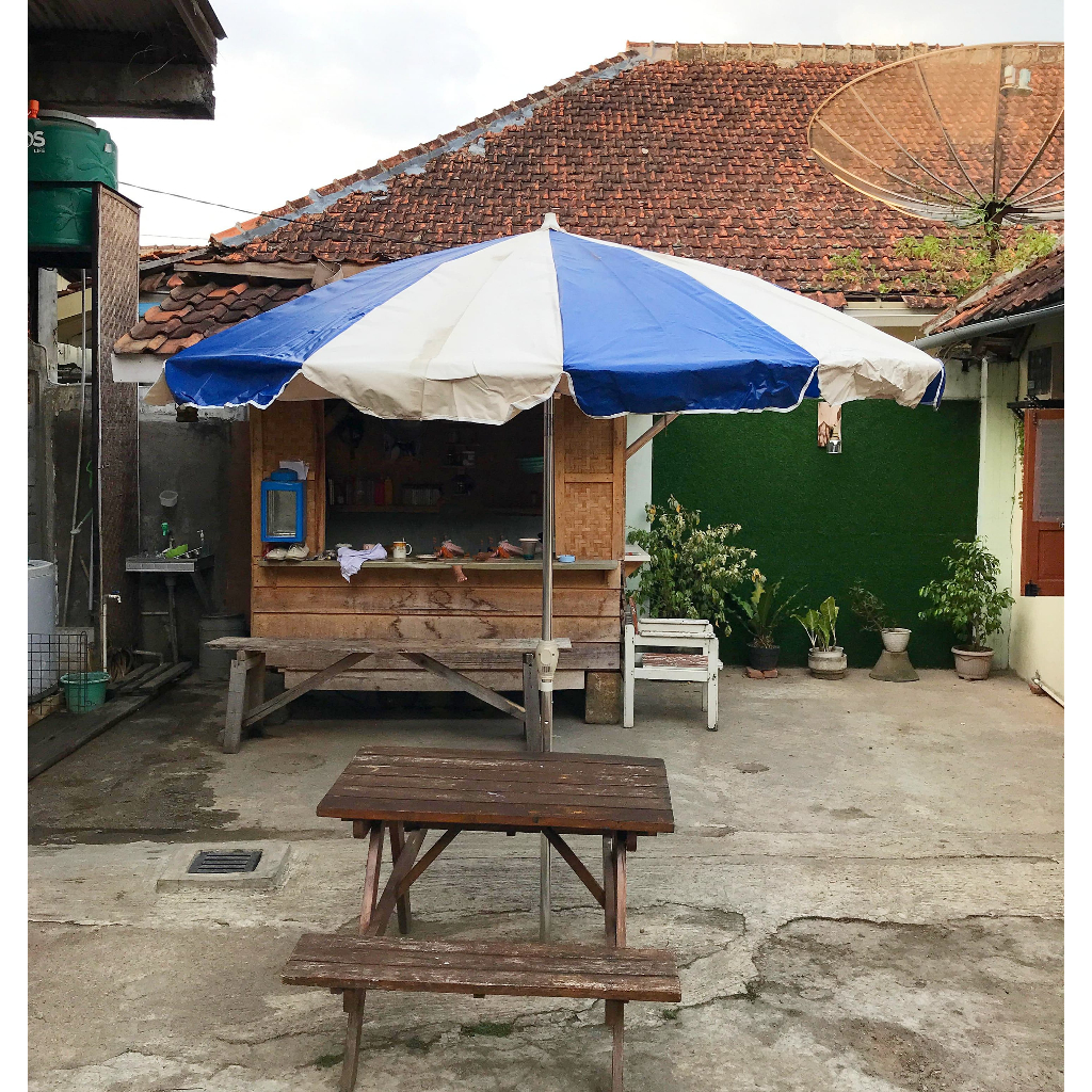 Payung pantai ukuran besar