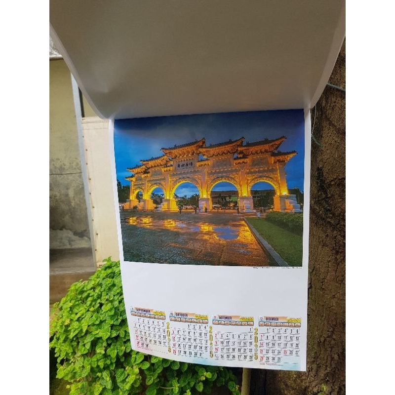 

kalender dinding caturwulan 2025 3 lembar gambar pemandangan kota