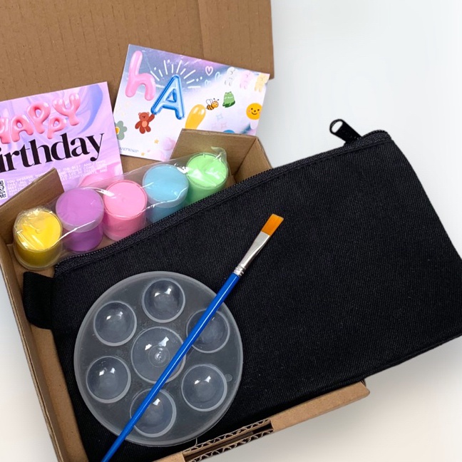 

KP8 HAMPERS POUCH TEMPAT PENSIL HITAM BY MADEFYOUID PAINTING KIT PREMIUM MELUKIS POUCH TEMPAT PENSIL HITAM MEWARNAI HAMPERS KADO ULANG TAHUN ULTAH ANAK DIY KREATIFITAS ANAK KREASI ANAK HADIAH GRADUATION ANNIVERSARI PERNIKAHAN BINGKISAN