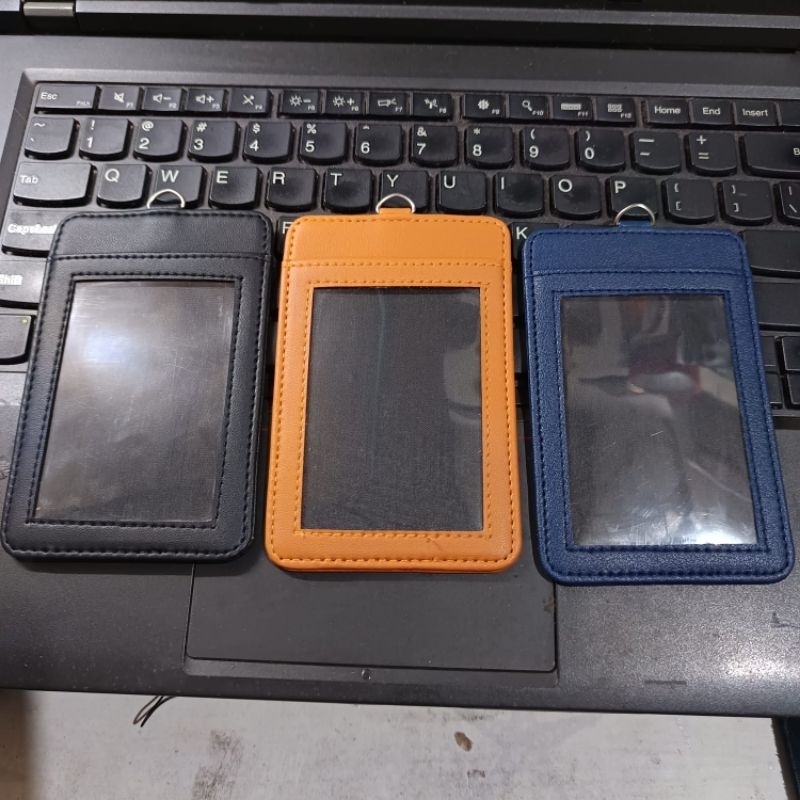 

TEMPAT ID CARD KULIT SINTETIS TIGA KARTU TANPA TALI