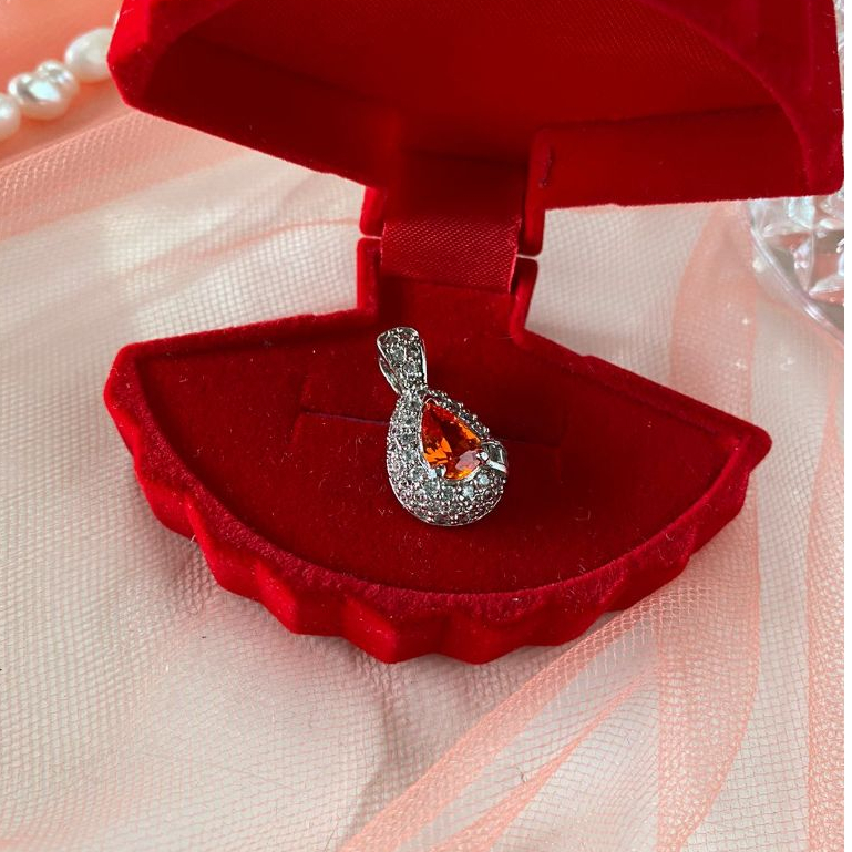 Liontin Perak Dilapisi Emas Putih Dengan Batu Permata Ruby/Merah