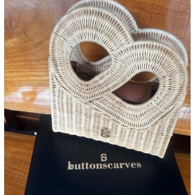Buttonscarves Hold me rattan bag medium
