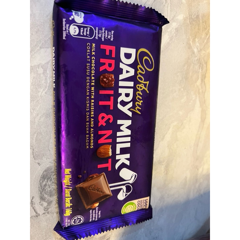 

Cadbury Dairy Milk Chocolate 160 Gram impor malaysia size besar