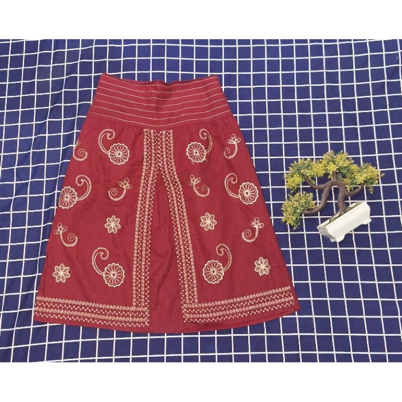 rok batik merah maroon