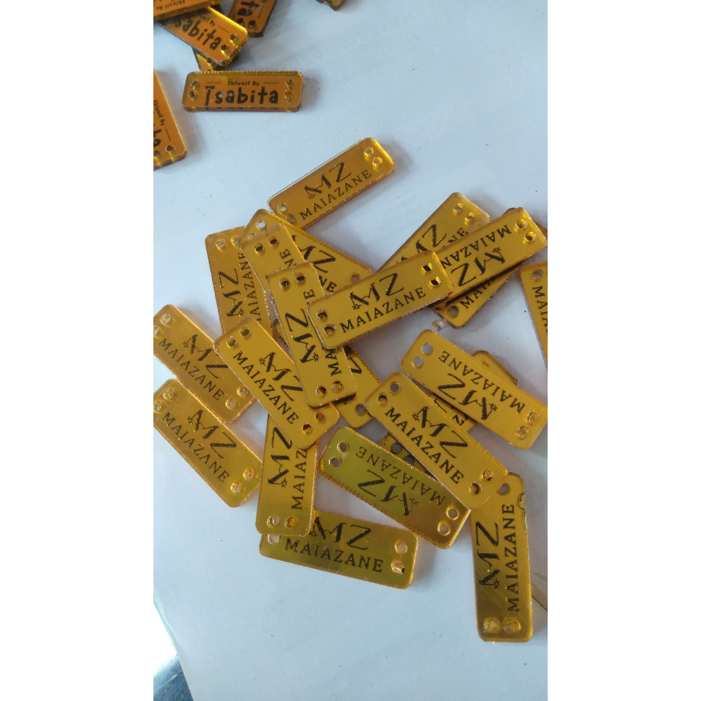 

Label Akrilik Hijab Kaos Disto Brand Souvenir Custom Acylic 100 pcs