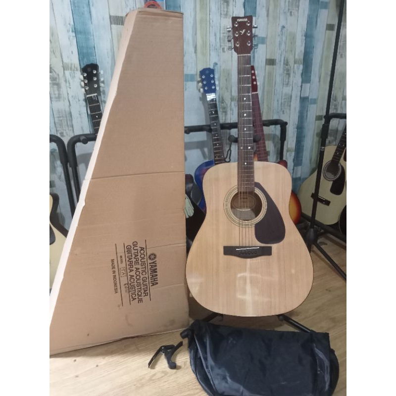 OLSHOP BANJARMASIN- Gitar ORI Yamaha F310 original likenew bnyak bonus kondisi masih 95% masih seper