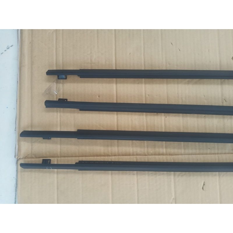 karet pelipit kaca pintu luar mobil Avanza Xenia Veloz hitam 2012-2017 barang 100% original