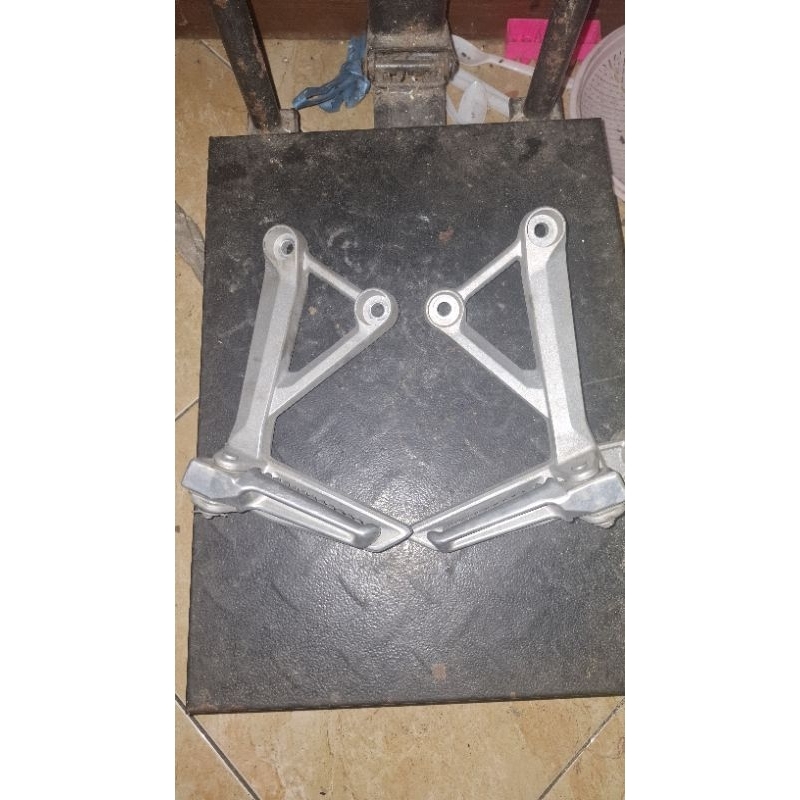 FOOTSTEP BELAKANG ORIGINAL CB150X NEW PNP CB GL WIN