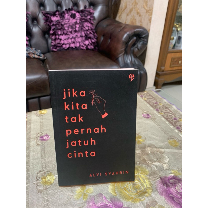 Jika Kita Tak Pernah Jatuh Cinta