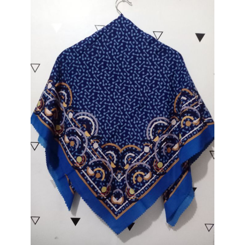 Hijab Segi Empat Azara Motif Navy