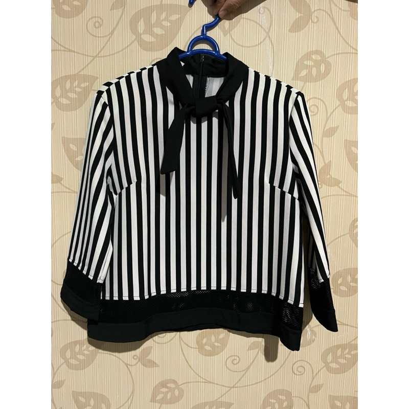 Atasan Wanita Salur Hitam Putih Depan Pita