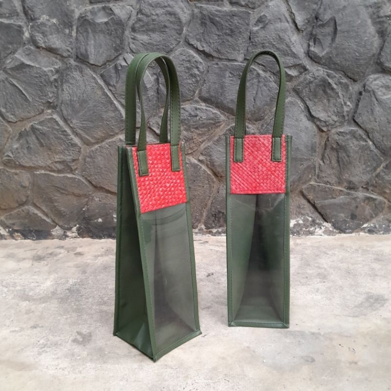 

Tas Botol Pandan Kepang Edisi Natal - Tas botol wine, tas botol minuman, hampers natal wine, tas kado, tas hampers botol, tas botol champagne