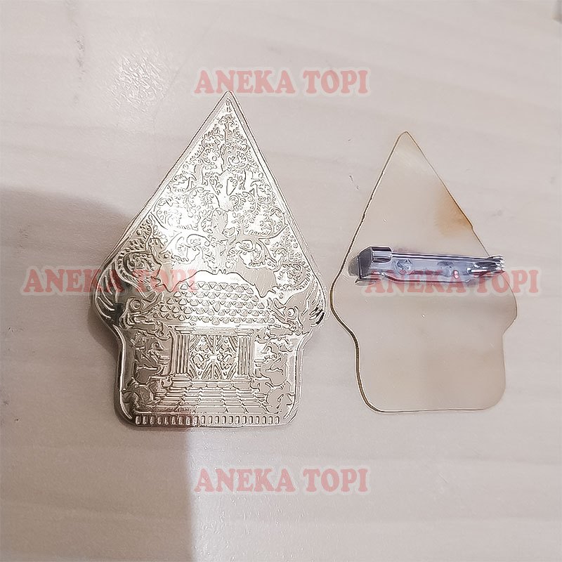 Lencana Bentuk Gunungan Wayang Pin Bros Gunungan Wayang Bahan Logam - Aneka Topi