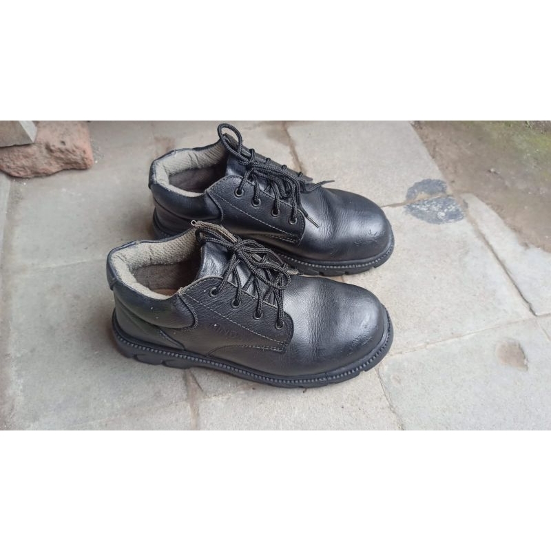 sepatu safety kulit Kings 42 second