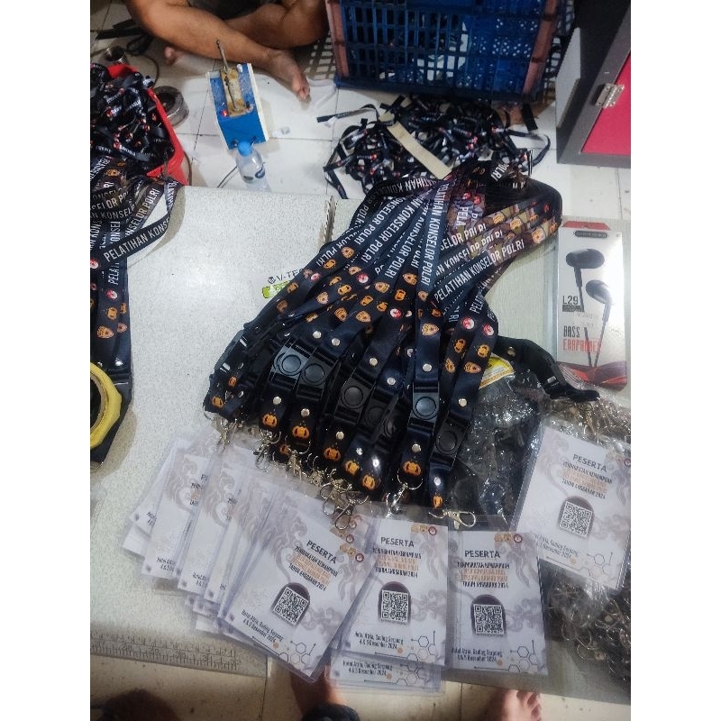 

TALI ID CARD CUSTOM SESUAI KEINGINAN . TALI LANYARD CUSTOM CETAK BOLAK BALIK UKURAN 1,5 CM - 2 CM - 2,5 CM . BISA UNTUK EVENT , TRAVEL UMROH , KOMUNITAS , CLOTHING DLL