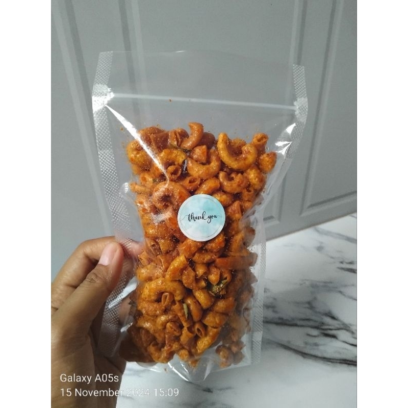 

Makaroni pedas daun jeruk rendang