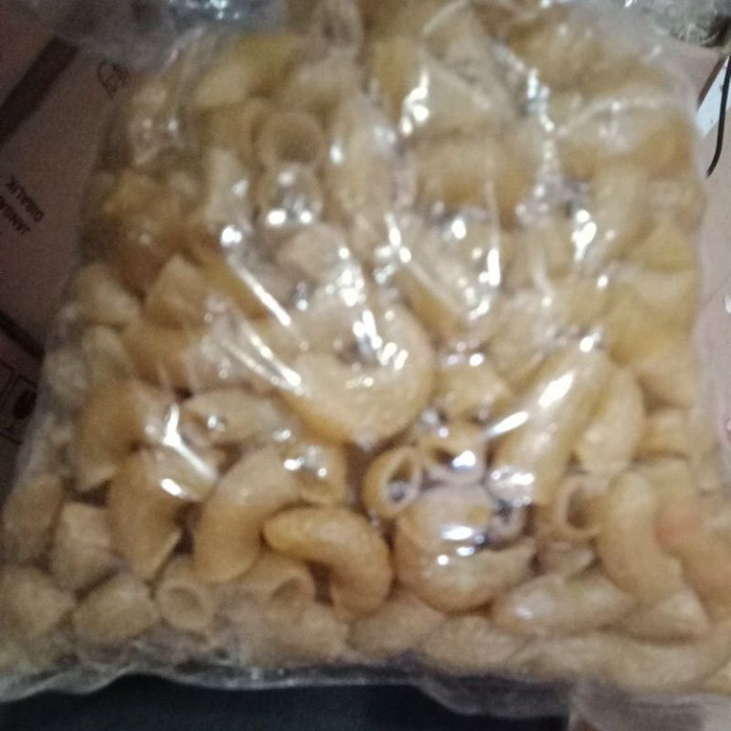 

kerupuk_makaroni_hitam