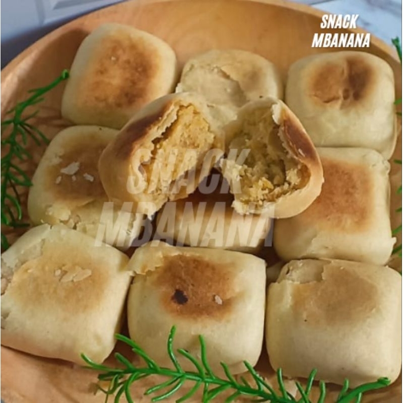 

Latopia Khas Tegal isi 10 / oleh oleh / makanan khas / jajan / Snack Mbanana