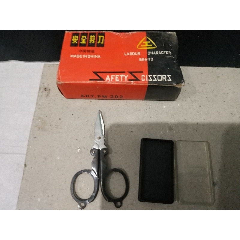 

gunting lipat kecil hitam