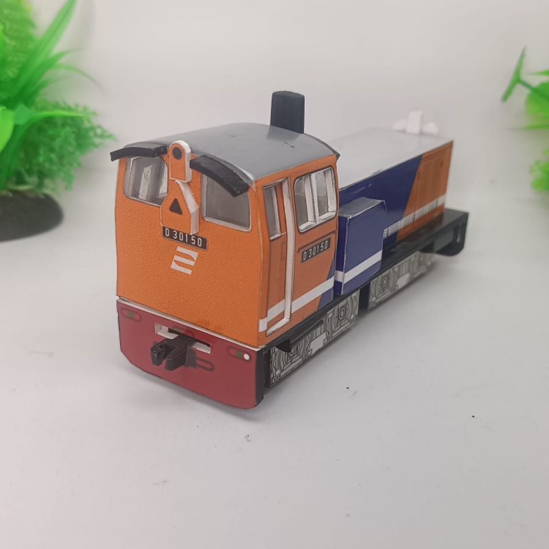 MINIATUR LOKOMOTIF D301 BIRU ORANYE