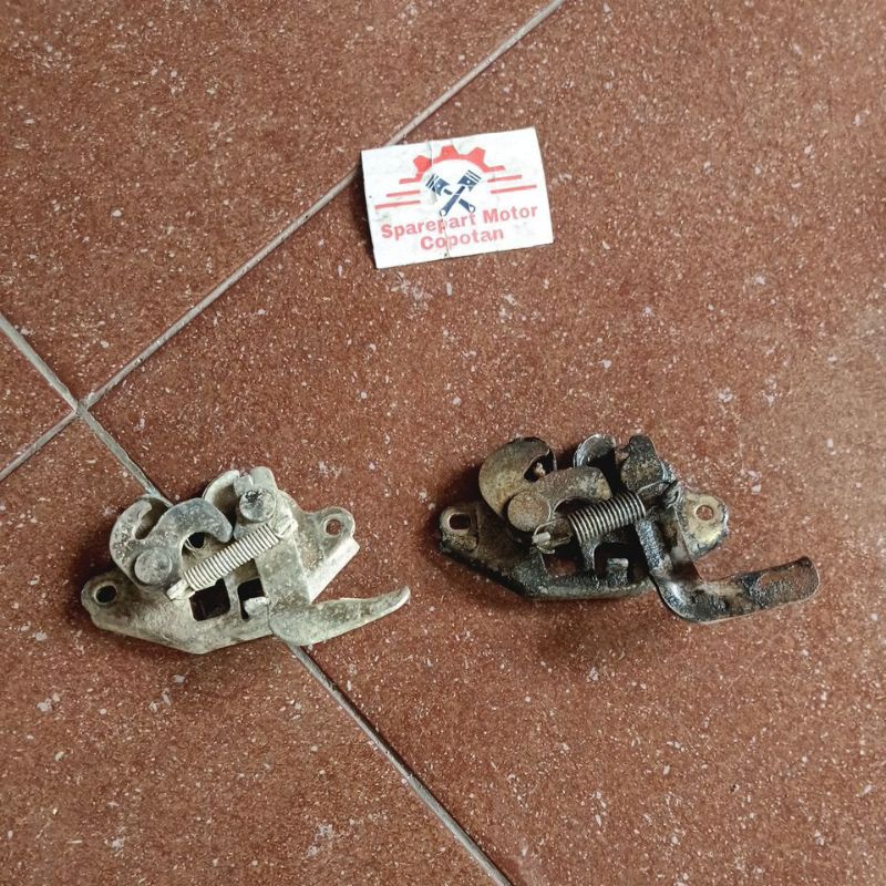 engsel kunci jok belakang supra x lama ori