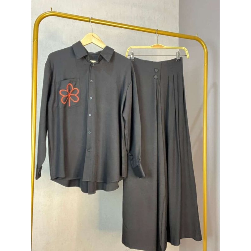 VALINA ONE SET Bahan Tiffany Twill ( adem, jatuh, tidak menerawang )

Aksen :
- Kemeja dengan kanton