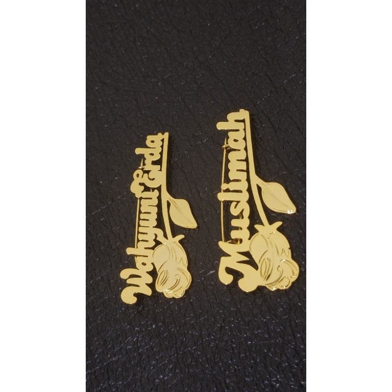 bros bunga ukir nama custom bisa pesan nama kamu lapis emas 24k tag nama pin nama dada premium logam
