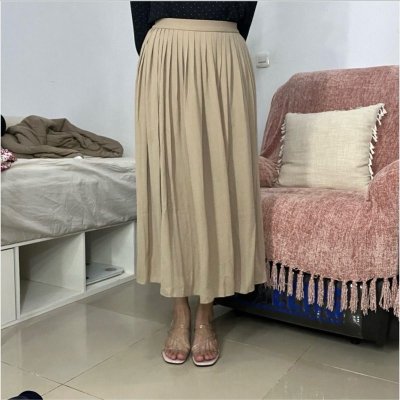 Uniqlo Rok Lipit Plisket Pinggang Karet / Ceruty Pleated Midi Skirt - M / Nude