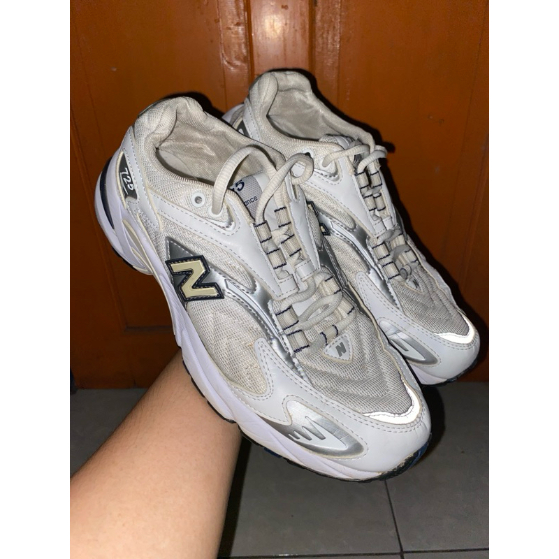 Sepatu New Balance 725