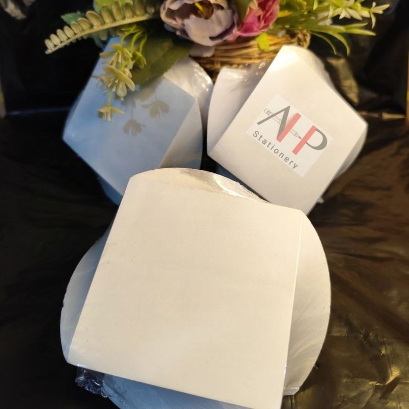 

Kertas memo kotak putar isi 500 lembar warna & putih 10x10 cm