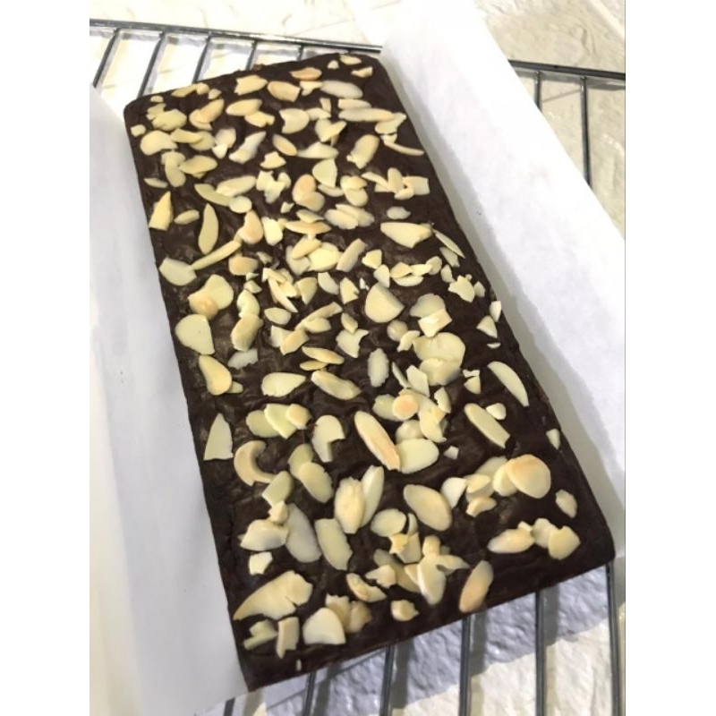 

Brownies Fudgy Kualitas Premium Toping ALMOND Slice Enak Murah Nyoklat Shiny Crust