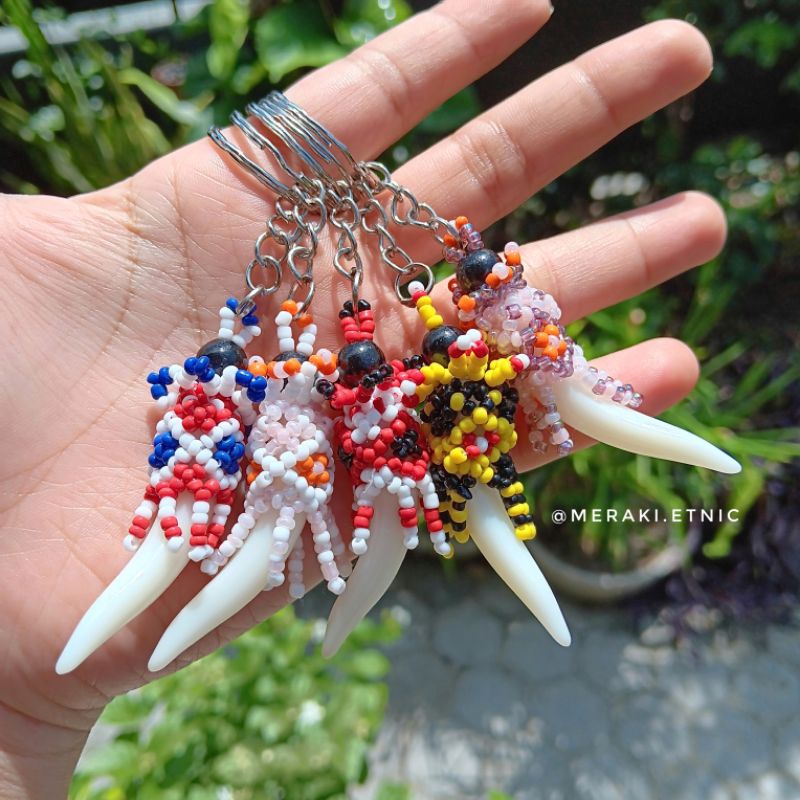 Gantungan Kunci Taring Manik Etnik Ganci