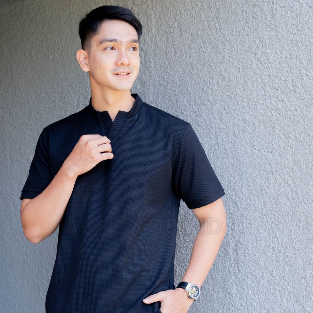 Baju Kaos Pria Lengan Pendek Terbaru Kerah V-Neck ARIZU Hitam Polos Waffle Knit Premium Distro